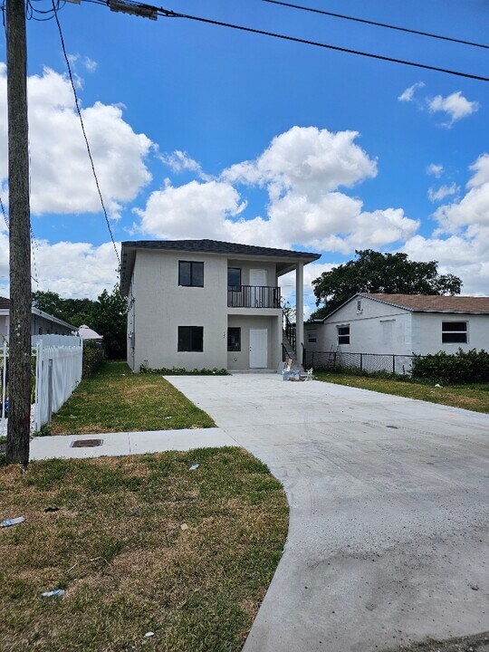 3076 NW 59th St in Miami, FL - Building Photo