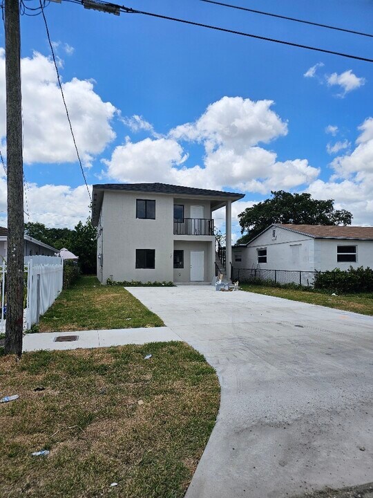 3076 NW 59th St in Miami, FL - Foto de edificio