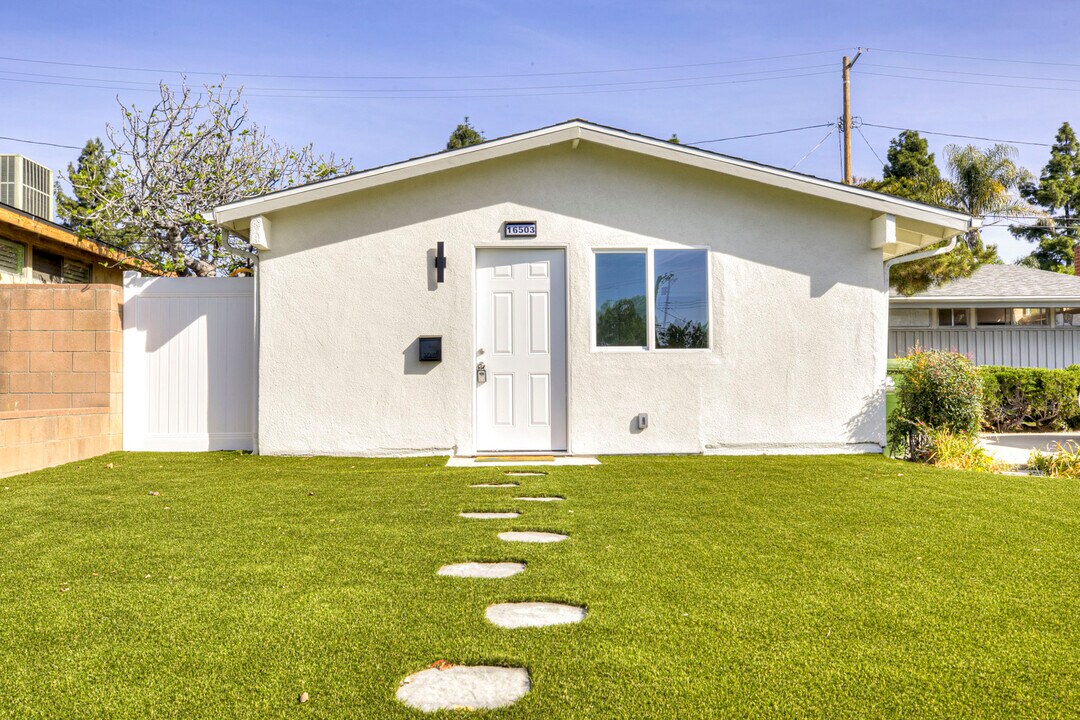 16501 Kingsbury St in Granada Hills, CA - Building Photo