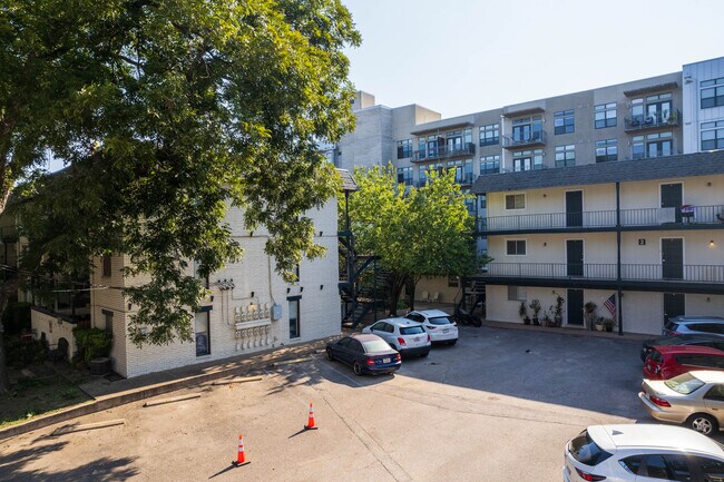 Barton Springs Apartments in Austin, TX - Foto de edificio - Building Photo