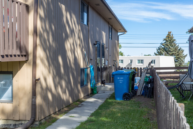 220 Sabrina Way SW in Calgary, AB - Building Photo - Building Photo