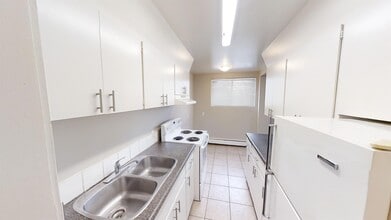 9932-9105 105 Ave in Grande Prairie, AB - Building Photo - Building Photo