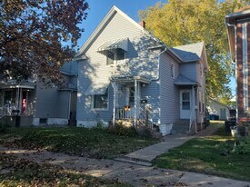 407 17th Ave in Moline, IL - Building Photo