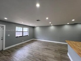 5415 NW 22nd St, Unit 5415 in Lauderhill, FL - Building Photo