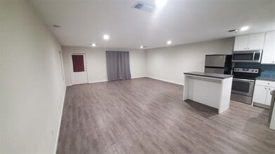 213 W Wall St in Grapevine, TX - Building Photo - Building Photo