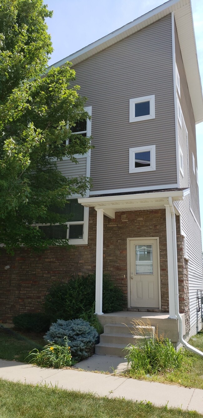 301 SE 11th St, Unit 805 in Grimes, IA - Foto de edificio - Building Photo