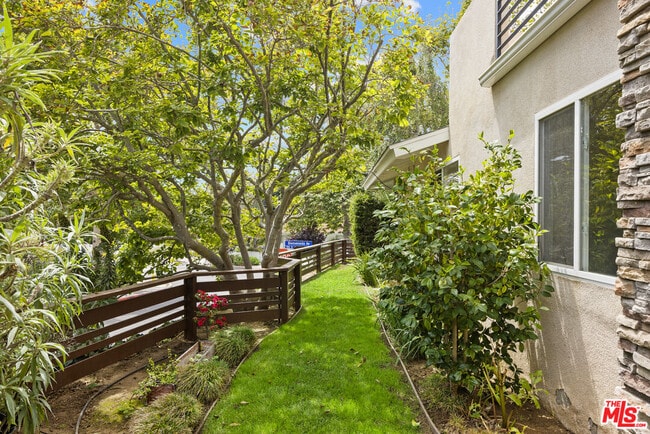 907 Las Pulgas Rd in Los Angeles, CA - Building Photo - Building Photo