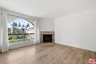 21650 Burbank Blvd in Los Angeles, CA - Building Photo