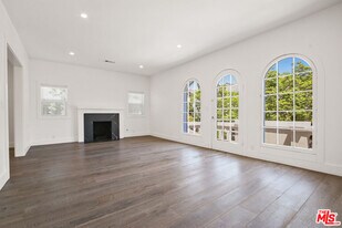 807 Croft Ave in Los Angeles, CA - Building Photo