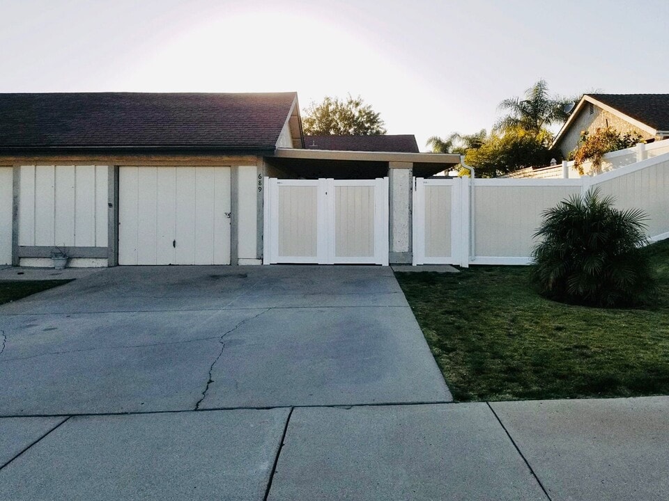 689 Hillcrest Dr in Camarillo, CA - Building Photo