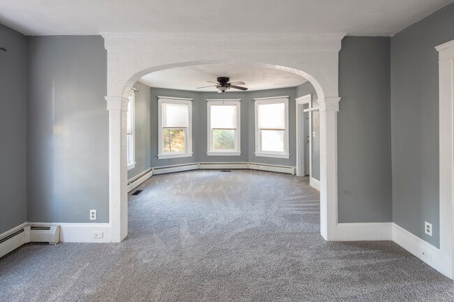 879 Newport Ave, Unit 879 in Pawtucket, RI - Building Photo - Building Photo