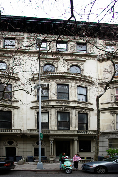 16 W 76th St in New York, NY - Building Photo