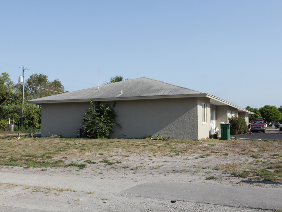 2001 Sunshine Blvd in Naples, FL - Building Photo