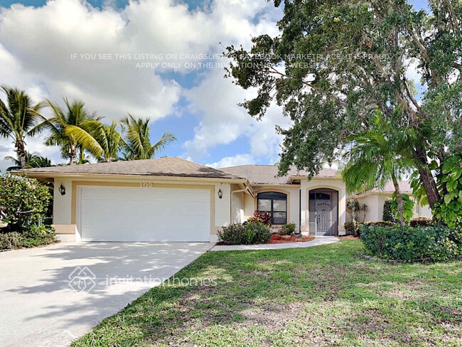 102 Royal Ct in Royal Palm Beach, FL - Building Photo - Building Photo