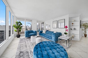 1717 N Bayshore Dr in Miami, FL - Building Photo