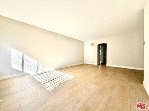 925 S Holt Ave in Los Angeles, CA - Building Photo - Building Photo