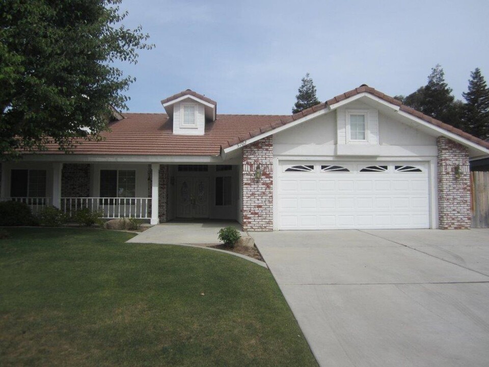 5702 Danbury Ct in Bakersfield, CA - Building Photo