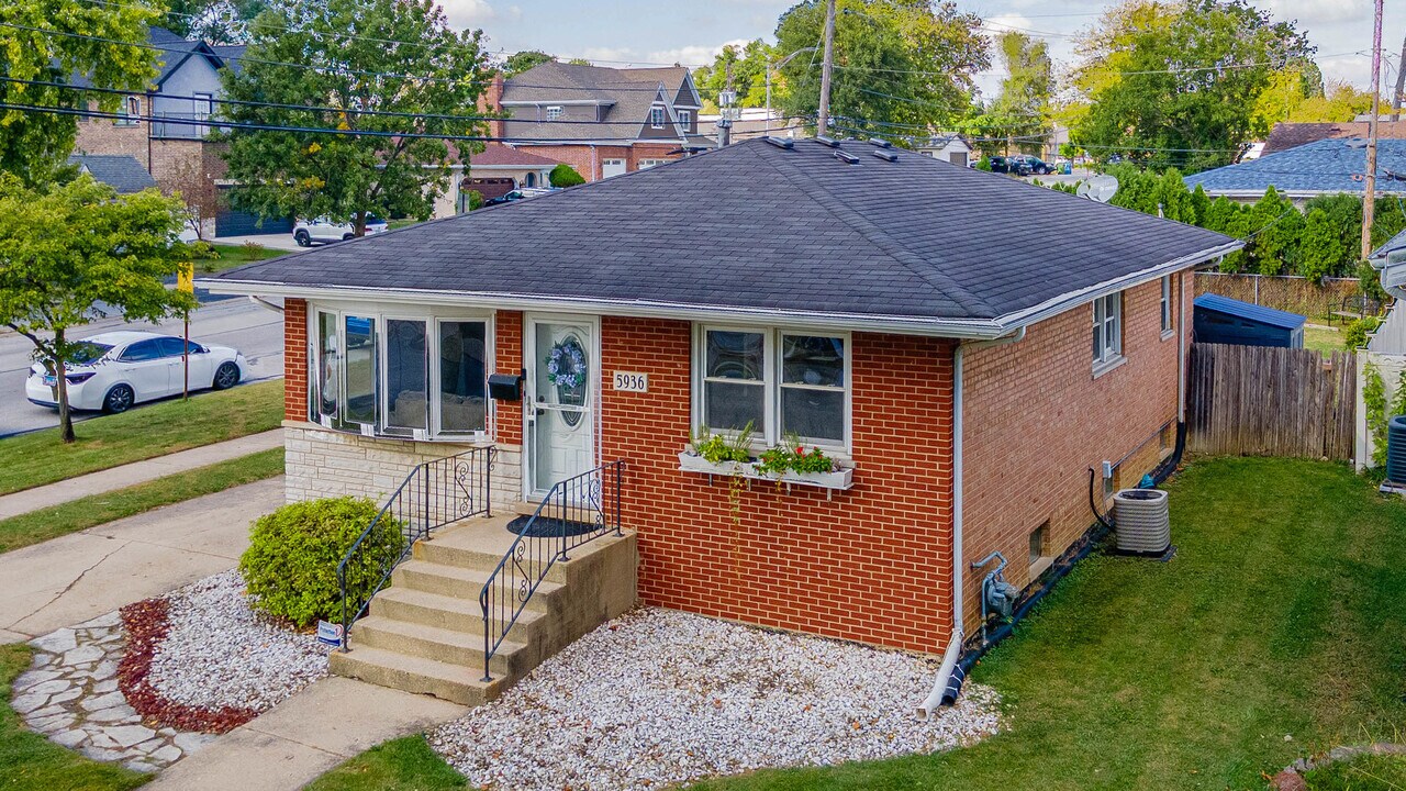 5936 W 97th St in Oak Lawn, IL - Building Photo