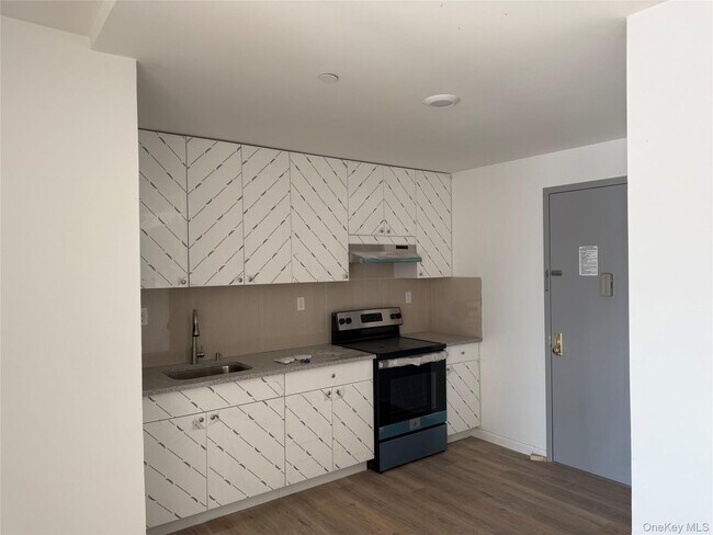 70-33 Queens Blvd in Queens, NY - Building Photo - Building Photo