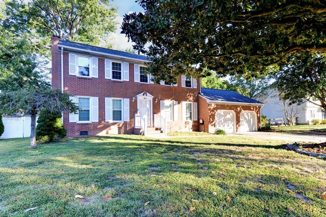 83 Springdale Dr in Newport News, VA - Foto de edificio - Building Photo