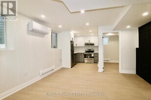 3 Hinkson St in Whitby, ON - Building Photo