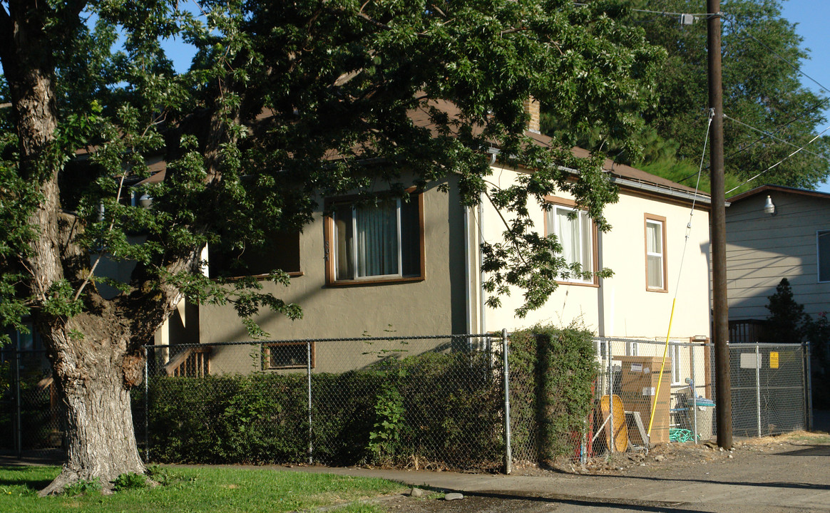 405 N 8th St in Yakima, WA - Building Photo