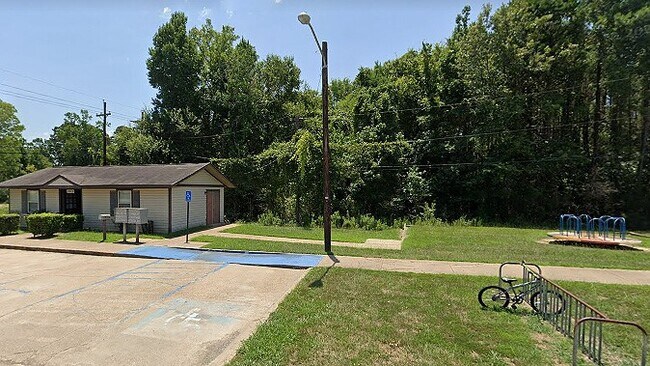 1100 S Adams St in Carthage, TX - Building Photo - Building Photo