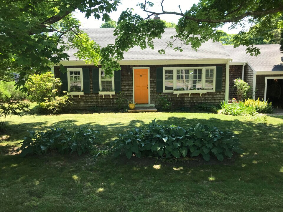 243 Gifford St in Falmouth, MA - Building Photo