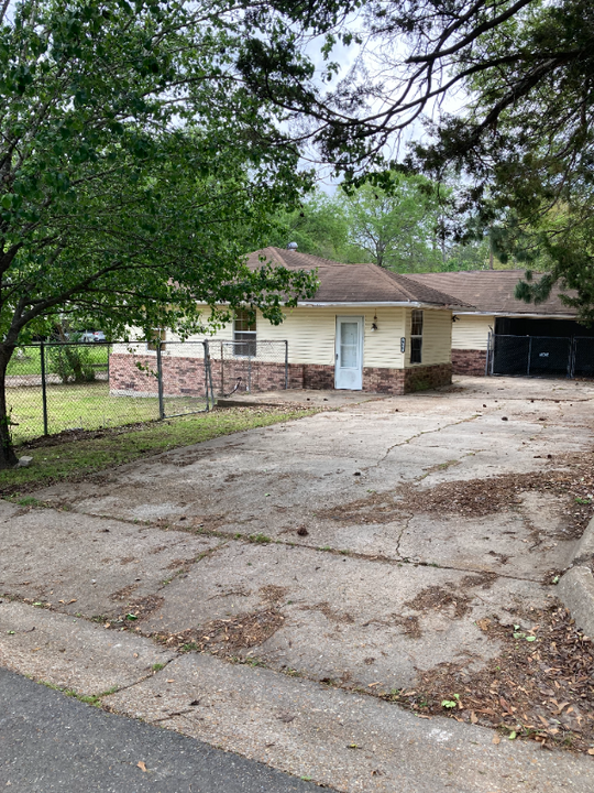 814 Dennis Ave in Leesville, LA - Building Photo