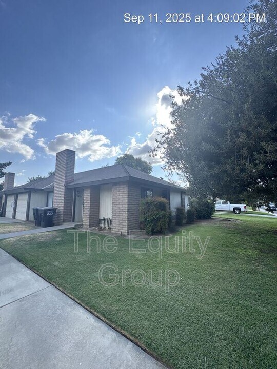 1745 E Vassar Ave in Visalia, CA - Building Photo
