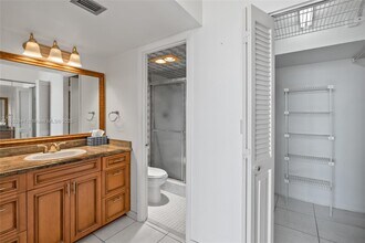 1200 St Charles Pl in Pembroke Pines, FL - Foto de edificio - Building Photo