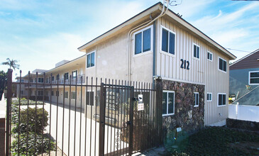 212 E Tamarack Ave in Inglewood, CA - Building Photo - Building Photo