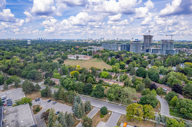 80 Barber Greene Rd in Toronto, ON - Building Photo - Building Photo