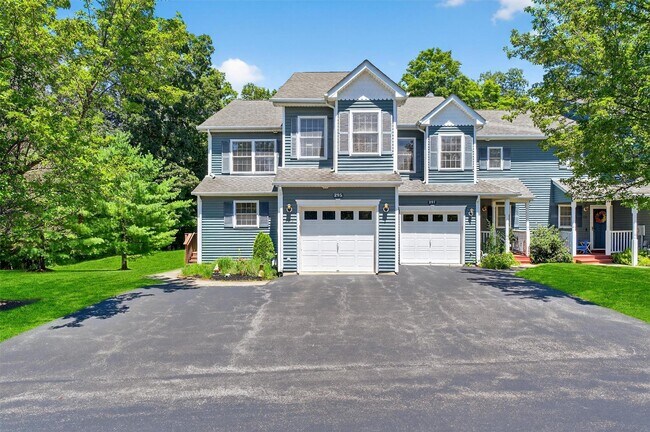 295 Pinebrook Dr in Hyde Park, NY - Building Photo - Building Photo