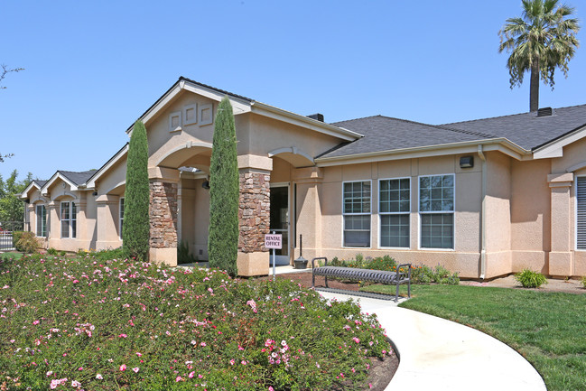 Valley Oak Apartments in Lemoore, CA - Building Photo - Building Photo