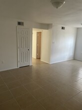 1638 Starboard Dr, Unit South Highland in Baton Rouge, LA - Foto de edificio - Building Photo