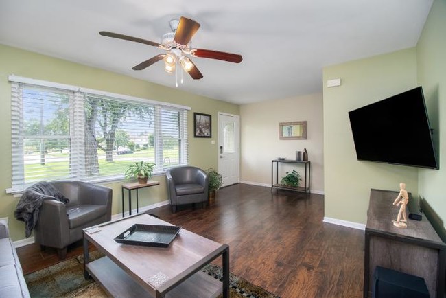 5S370 Radcliff Rd in Naperville, IL - Building Photo - Building Photo