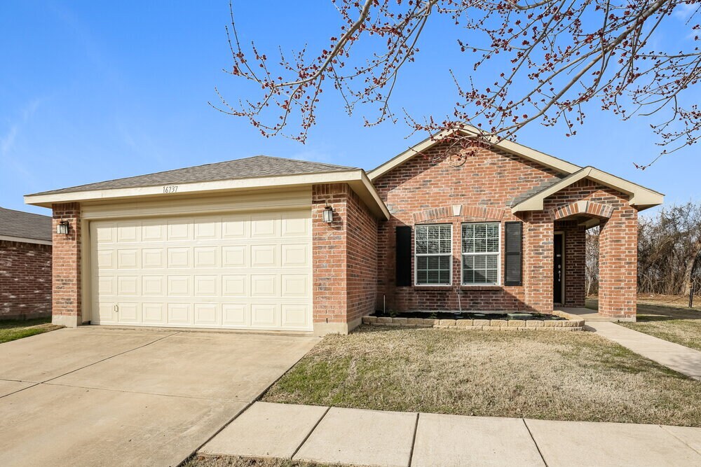 16737 Woodside Dr in Justin, TX - Building Photo