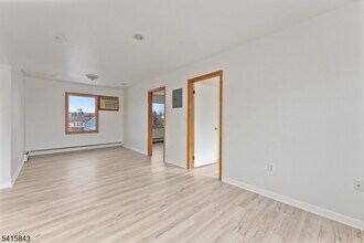 190 Martin Ave in Clifton, NJ - Foto de edificio - Building Photo