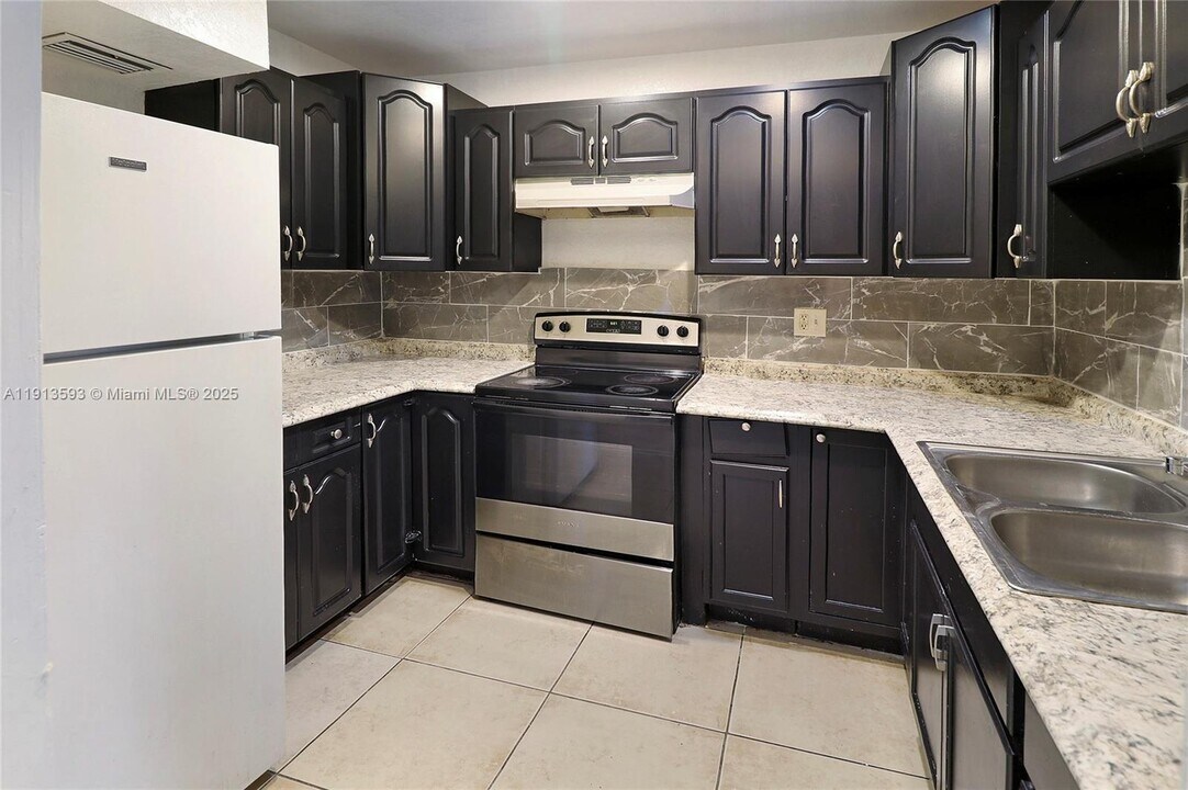 5975 NW 25th Ct in Sunrise, FL - Building Photo