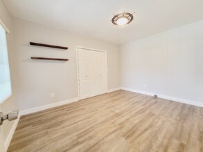 567 E 11th St in Hialeah, FL - Building Photo - Building Photo