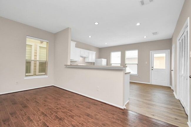 8045 Ellinger Ln in Houston, TX - Building Photo - Building Photo