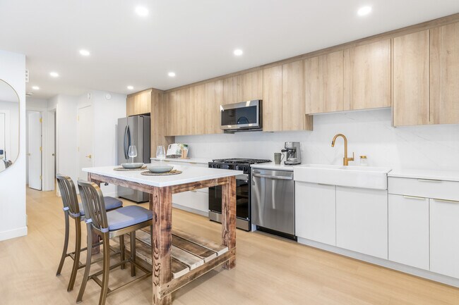 9841-74 74 Ave NW in Edmonton, AB - Building Photo - Building Photo