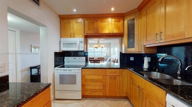 329 SE 3rd St in Hallandale Beach, FL - Building Photo - Building Photo