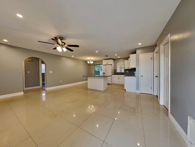 6099 Colchester Ave in Spring Hill, FL - Foto de edificio - Building Photo