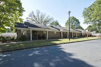 Walton Village Apartments in Monroe, GA - Foto de edificio - Building Photo