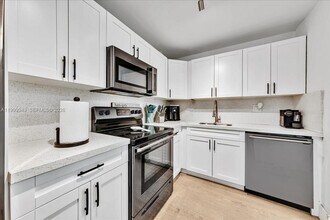 9225 SW 87th Ave in Miami, FL - Foto de edificio - Building Photo