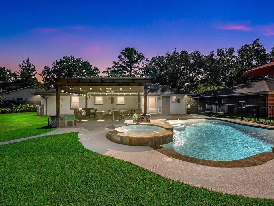 712 Barbara St in Tomball, TX - Building Photo