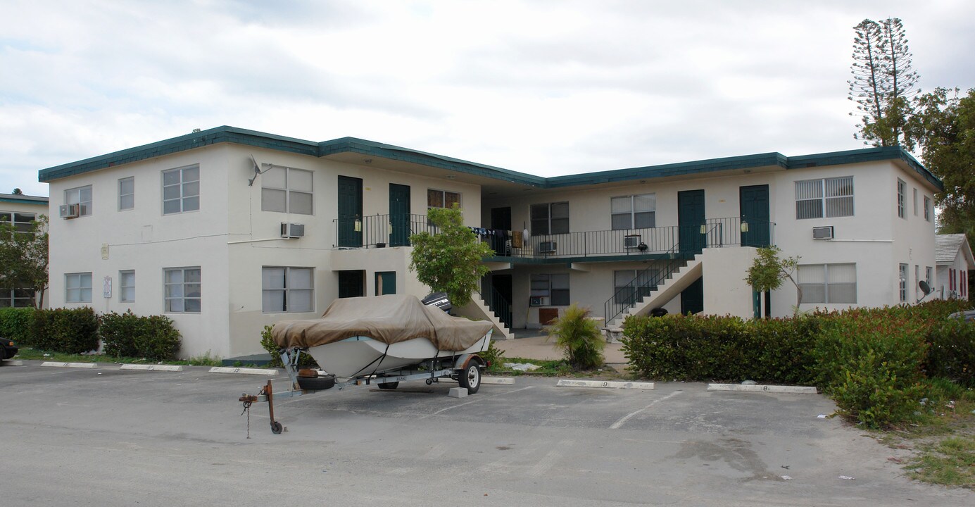 180 SW 8th St in Pompano Beach, FL - Building Photo