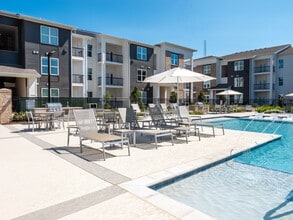 The Waters at Bluebonnet in Baton Rouge, LA - Building Photo - Building Photo